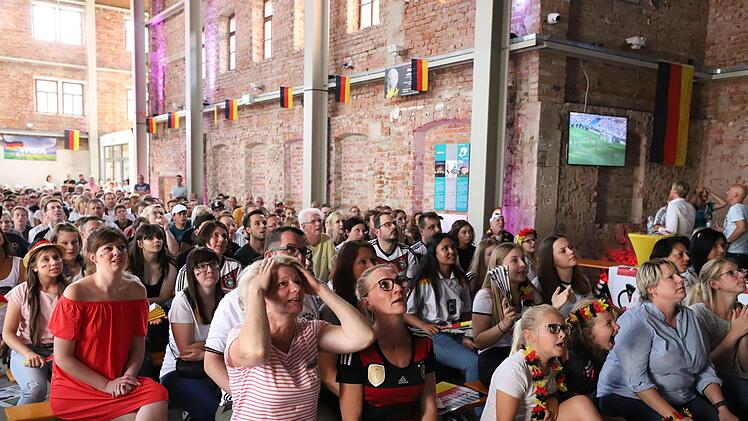 Von der frühen Anstoßzeit ließen sich die Zuschauer nicht abschrecken. Sie sorgten erneut für eine "volle Hütte" in der Kühnlenzpassage. Foto: Marian Hamacher