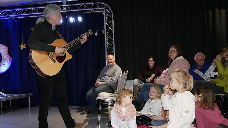 Musiker Gary O'Connell faszinierte die Kinder mit einem irischen  Märchen, schnappte sich seine Gitarre und sang mit den Kindern. Foto: Manja von Nida