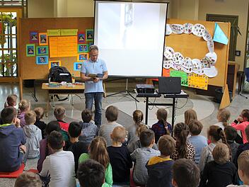 Der erfolgreiche Autor der Kinderbuchreihe "Die Zeitdetektive", Fabian Lenk, las am vergangenen Freitag den Bad Brückenauer Grundschülern vor. Foto: Julia Raab