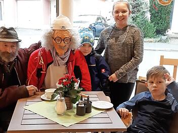 Gut aufgehoben ist "Günther" in Wallenfels. Hier ist er zusammen mit seinem Freund Waldi (von links) und den Kindern Max, Katharina und Toni in der Bäckerei Schauer zu sehen, wo er seinen Kaffee trinkt.  Foto: Susanne Deuerling