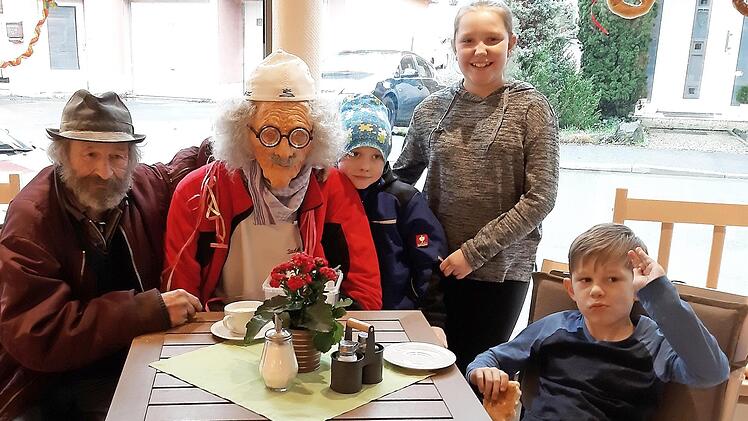 Gut aufgehoben ist "Günther" in Wallenfels. Hier ist er zusammen mit seinem Freund Waldi (von links) und den Kindern Max, Katharina und Toni in der Bäckerei Schauer zu sehen, wo er seinen Kaffee trinkt.  Foto: Susanne Deuerling