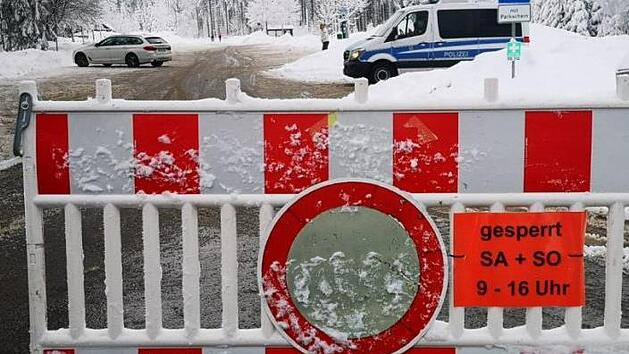 Auch am kommenden Wochenende bleiben die Parkplätze an der Wasserkuppe oder am Roten Moor gesperrt. Trotz der ab  Mittwoch, 13. Januar, gültigen 15-Kilometer-Regel im Landkreis Fulda ist dort weiterhin Wintersport möglich.  Foto: Marion Eckert