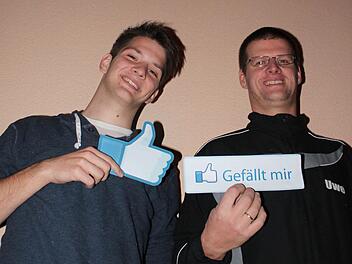 Aktive Sportler, aber auch im Netz unterwegs: Fußballer Simon Snaschel (links) und Volleyballer Uwe Knipping kümmern sich beim TSV Münnerstadt um die virtuelle Öffentlichkeitsarbeit. Foto: Benedikt Borst