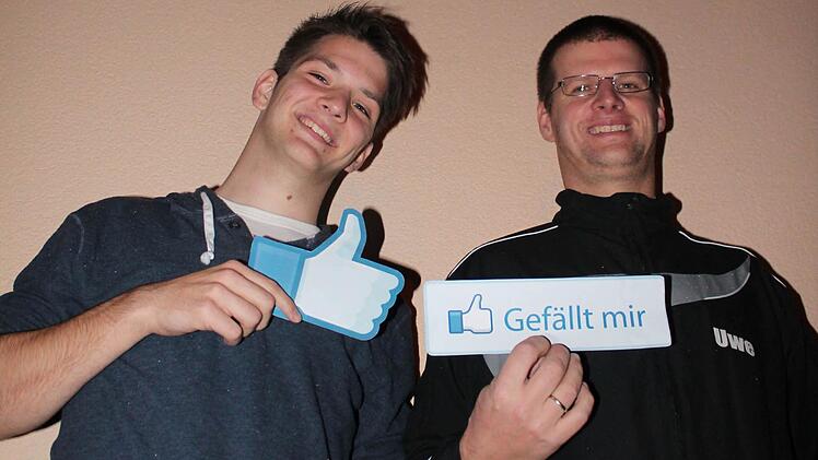 Aktive Sportler, aber auch im Netz unterwegs: Fußballer Simon Snaschel (links) und Volleyballer Uwe Knipping kümmern sich beim TSV Münnerstadt um die virtuelle Öffentlichkeitsarbeit. Foto: Benedikt Borst