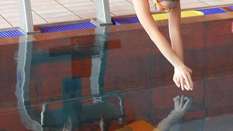 Mit einer Bronzemedaille kehrte die neunjährige Hannah Göller von den Bezirksmeisterschaften heim. Hier beim Start in die "Fluten". Unter Wasser sieht man eine der Rettungspuppen, deren "Rettung" eine der Wettkampfdisziplinen war.  Foto: Dietz