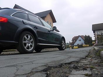 Weil nicht nur die Hallstraße (Bild) vor sich hinbröckelt, haben sich alle Fraktionen des Weidhäuser Gemeinderates die Sanierung der Ortsstraßen auf die Fahnen geschrieben. Aber alle wissen auch: Viel Geld steht für diese wichtigen Unterhaltsmaßnahmen nicht zur Verfügung. Foto: Berthold Köhler