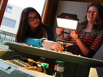 Coole Sache mit hellem Licht: Die Schülerinnen Johanna Fritz (r.) und Andrea Schickert führen ihren solarbetriebenen Kühlroboter vor. Foto: Christian Bauriedel