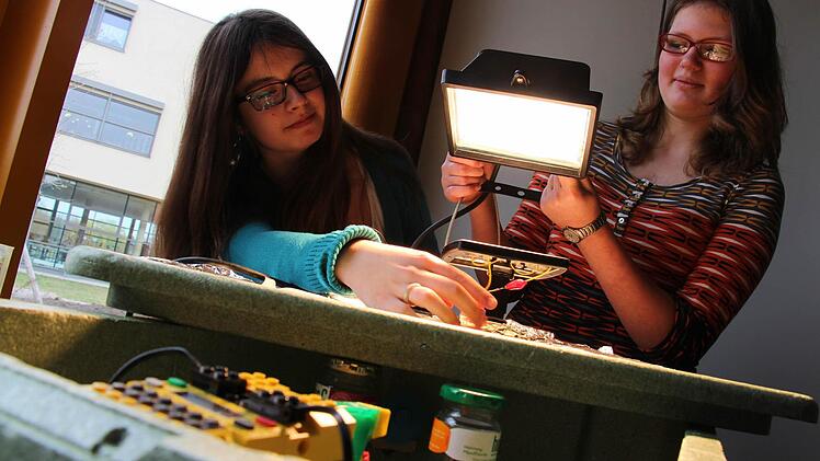 Coole Sache mit hellem Licht: Die Schülerinnen Johanna Fritz (r.) und Andrea Schickert führen ihren solarbetriebenen Kühlroboter vor. Foto: Christian Bauriedel