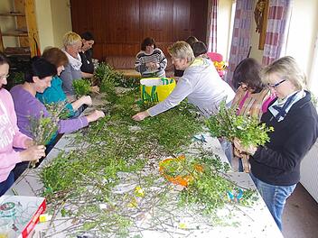 In der Pfarrei St. Pankratius Steinberg banden Mitglieder des alten und des neuen Pfarrgemeinderats 150 Palmbüschel. Helene Müller (2. v. l.) sowie Angelika Fischer (3. v. l.) packten fleißig mit an. Foto: Heike Schülein