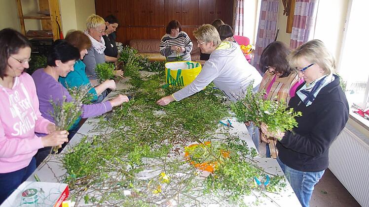 In der Pfarrei St. Pankratius Steinberg banden Mitglieder des alten und des neuen Pfarrgemeinderats 150 Palmbüschel. Helene Müller (2. v. l.) sowie Angelika Fischer (3. v. l.) packten fleißig mit an. Foto: Heike Schülein