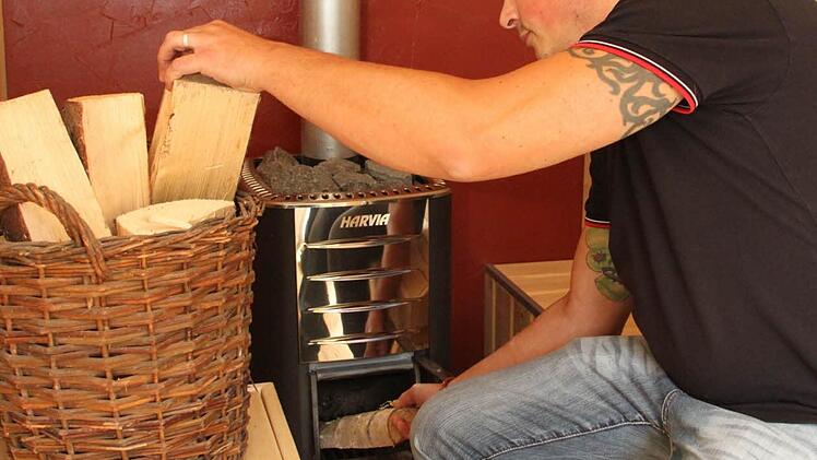 Wenn gewünscht, schürt Stefan Wagner den Saunaofen beim Kunden sogar an.