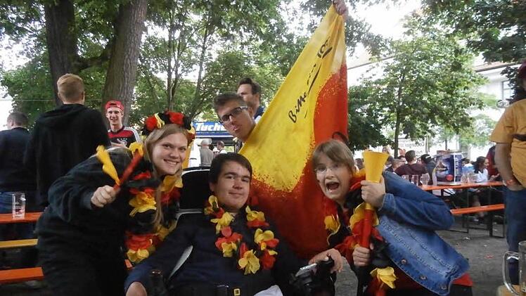 Die Fußballweltmeisterschaft gemeinsam zu sehen, hat Selina Melchior, Luca Arca, Marcel Schultheiß und Fabiola Melchior (von links) viel Spaß gemacht. Fotos: Blue Notes