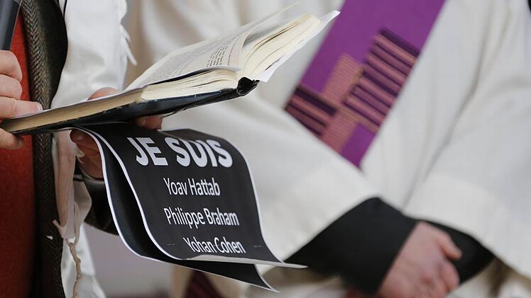 Die Namen von Opfern des islamistischen Terrors in Paris stehen auf Je-suis-Plakaten, die beim interreligiösen Friedensgebet gehalten werden.