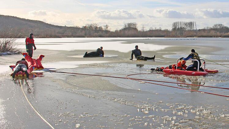 Unterschiedliche Eisrettungsschlitten wurden bei der Einsatzübung der Kreiswasserwacht am Michelauer Rudufersee getestet.  Foto: kag