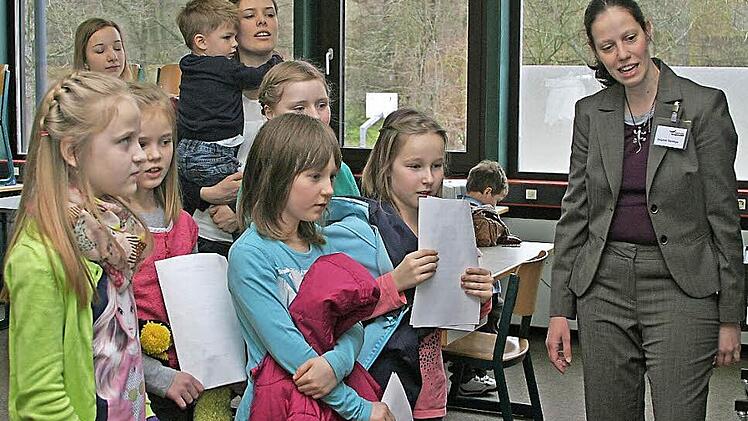 "Do it yourself" hieß ganz erkennbar der Auftrag an den fast 20 Stationen eines schulischen Schnupperlaufes (hier beim Singen eines spanischen Liedes), bei dem die angehenden Fünftklässler ihre möglicherweise neue "Arbeitsstelle" erkunden konnten. Foto: Christian Voll