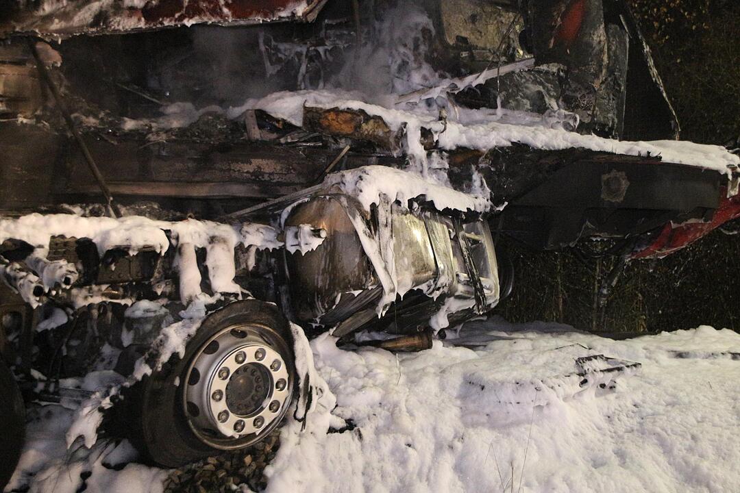 Personenzug rast in US-Militär-Schwertransporter