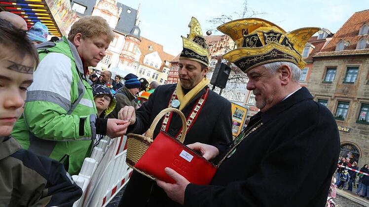 In seiner Eigenschaft als Elferrat verkaufte OB Norbert Tessmer (rechts) Gaudiwurm-Buttons.Foto: Barbara Herbst
