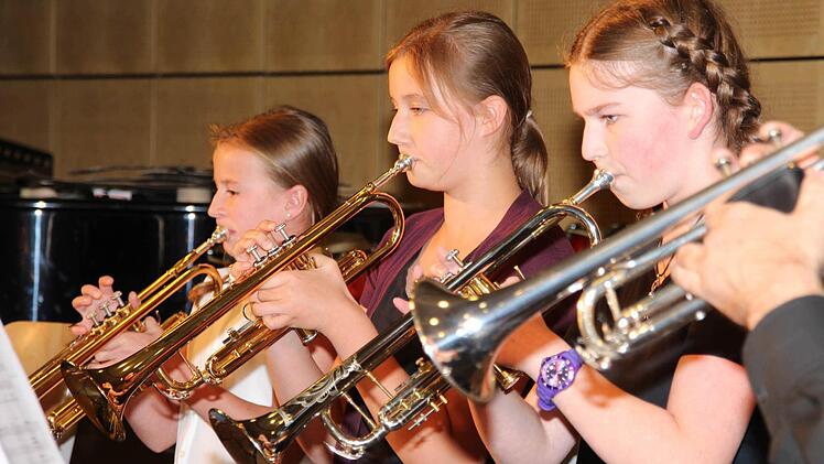 Die Junior-Bigband, geleitet von Thomas Reuss, erfreute die Zuhörer mit dem Shuttle-Rock und dem Pegasus-Rock.  Foto: Dieter Britz