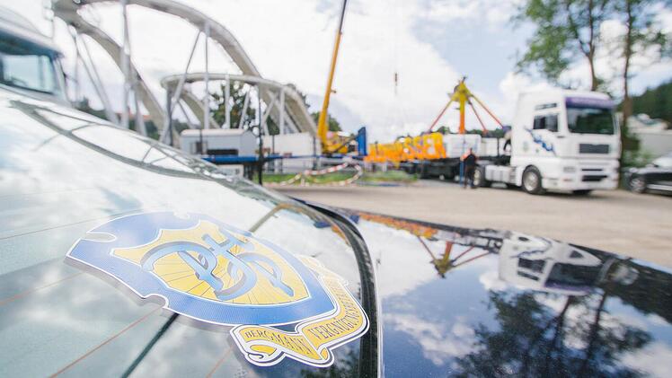 Kurzer Weg: Noch wird der Parkplatz zwischen der Hofwiese und dem neuen Autohaus Vetter von Lastwagen der Schausteller genutzt. Rechtzeitig zum Bieranstich soll er rund 150 Autos Platz bieten. Foto: Marian Hamacher