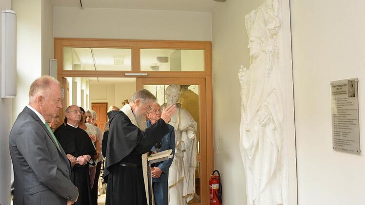 Pater Dr. Gregor Hohmann weihte die Grabplatte.  Foto: Björn Hein