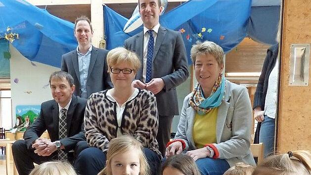 Anette Kramme (Mitte) gefiel es im Kindergarten sehr gut. B&uuml;rgermeister F&ouml;rtsch (oben in der Mitte) f&uuml;hrte die Bundestagsabgeordnete durch seinen Ort.  Foto: Thomas Weichert