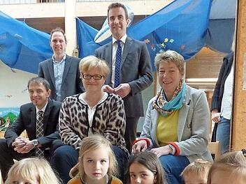 Anette Kramme (Mitte) gefiel es im Kindergarten sehr gut. Bürgermeister Förtsch (oben in der Mitte) führte die Bundestagsabgeordnete durch seinen Ort.  Foto: Thomas Weichert