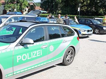 Viel los am Rentweinsdorfer Planplatz schon am Ferientag: Die Polizei fischte Übeltäter am laufenden Band aus dem Verkehr. Als Streifenpolizist bewährte sich dabei auch der neue Eberner Dienststellenleiter Joachim Hupp (Zweiter von rechts). Die Kontrollen an elf Stellen dauerten den ganzen Tag. Foto: Ralf Kestel