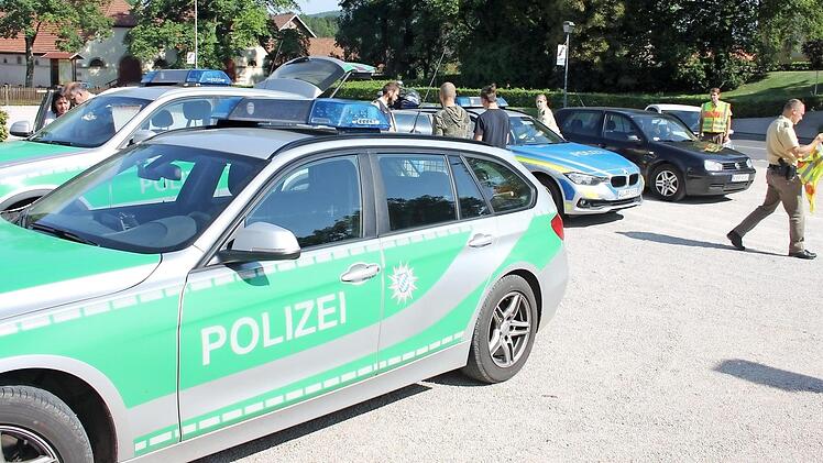 Viel los am Rentweinsdorfer Planplatz schon am Ferientag: Die Polizei fischte Übeltäter am laufenden Band aus dem Verkehr. Als Streifenpolizist bewährte sich dabei auch der neue Eberner Dienststellenleiter Joachim Hupp (Zweiter von rechts). Die Kontrollen an elf Stellen dauerten den ganzen Tag. Foto: Ralf Kestel