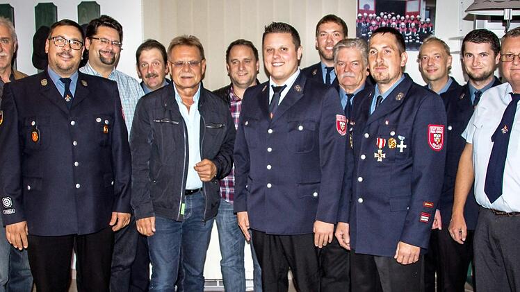 Wechsel bei der FFW Gehülz - hier von links Stadtrat Hans Simon, 2. Kommandant Matthias Lindlein, Stefan Wicklein, der Vorsitzende der FFW Gehülz Ulrich Kreutzer, Bürgermeister Wolfgang Beiergrößlein, Martin Panzer, der neue Kommandant Tobias Vorndran, 2. Vorsitzender Peter Lindlein, Norbert Feick, der scheidende Kommandant Christian Kreutzer, Erich Schmutz, Juri Phillip und Günter Vorndran.  Foto: Rainer Glissnik