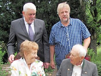 Wilhelm und Elfriede Rippel feierten am Donnerstag ihre diamantene Hochzeit. Es gratulierten (hinten, von links) Oberbürgermeister Norbert Tessmer und Pfarrer Alexander Rosenmeyer. Foto: Martin Koch