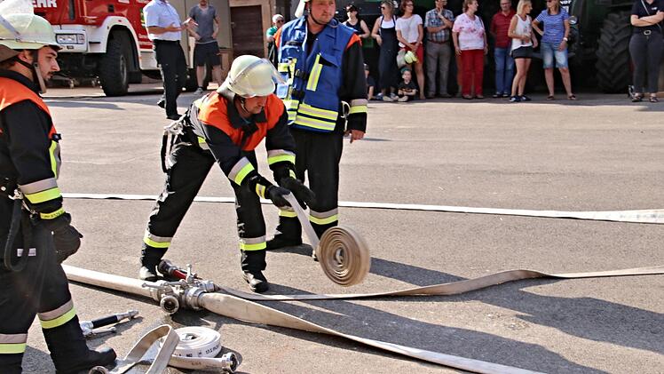 Schläuche werden ausgerollt um eine Förderleitung aufzubauen.Helmut Will