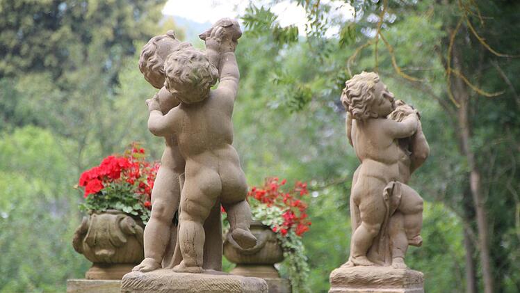 Reich ist die Zierarchitektur der Terrassen und Balkone mit ihren Arkadenbögen, Balustergeländern und barocken Figuren. Fachleute gehen davon aus, dass sie erst später hinzugefügt wurden.Eckehard Kiesewetter