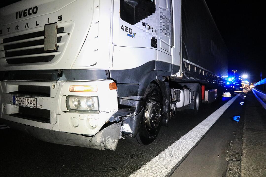 Zwei Autos und ein Lastwagen kollidieren auf A73