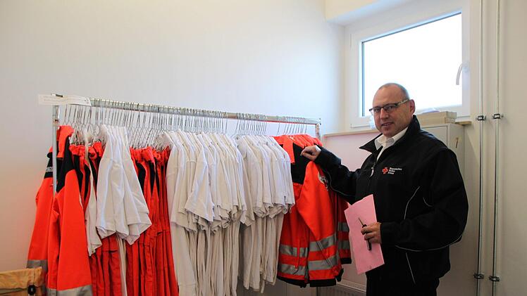 Thomas Weber, stellvertretender Leiter des Rettungsdienstes, zeigt die neue Ausstattung. Foto: Ulrike Müller