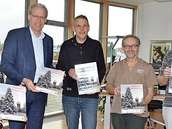 Bei der Präsentation des Adventskalenders im Rathaus (von links): Fotograf Helmut Fischer, Bürgermeister German Hacker sowie Stefan Müller, Walter Dietz und Christian Kindler von der Förder- und Werbegemeinschaft Herzogenaurach  Foto: Bernhard Panzer