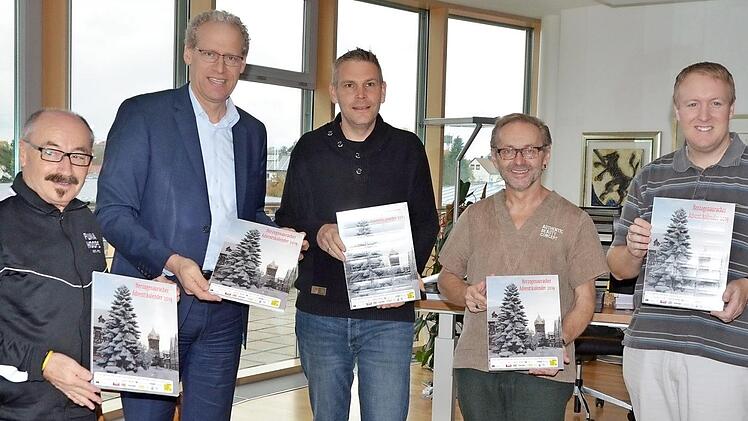 Bei der Präsentation des Adventskalenders im Rathaus (von links): Fotograf Helmut Fischer, Bürgermeister German Hacker sowie Stefan Müller, Walter Dietz und Christian Kindler von der Förder- und Werbegemeinschaft Herzogenaurach  Foto: Bernhard Panzer