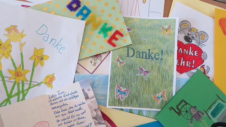 Mehr als 100 Kinderbriefe und -zeichnungen sind schon eingetroffen. Ihre Botschaft:  Mut machen und Danke sagen.