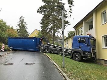 Der spektakul&auml;re Unfall, bei dem das Lkw-F&uuml;hrerhaus gegen die Hauswand stie&szlig;, ereignete sich am Dienstag um 8.30 Uhr in der Eisfelder Stra&szlig;e.  Foto: Polizeiinspektion Coburg