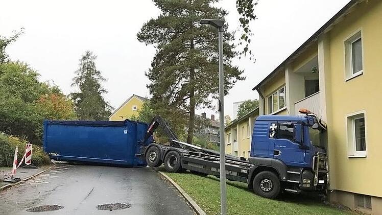 Der spektakul&auml;re Unfall, bei dem das Lkw-F&uuml;hrerhaus gegen die Hauswand stie&szlig;, ereignete sich am Dienstag um 8.30 Uhr in der Eisfelder Stra&szlig;e.  Foto: Polizeiinspektion Coburg