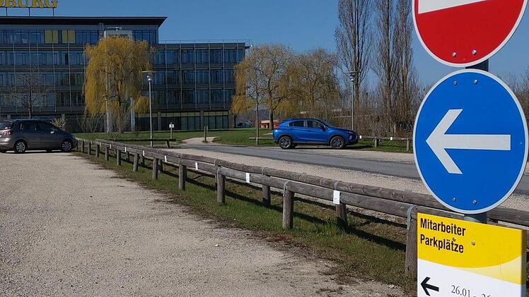 Kaum jemand da wegen Homeoffice - auch in Zukunft, ohne Corona? Der Mitarbeiter-Parkplatz des HUK-Standorts Bertelsdorfer Höhe am vergangenen Freitagvormittag. Foto: Simone Bastian