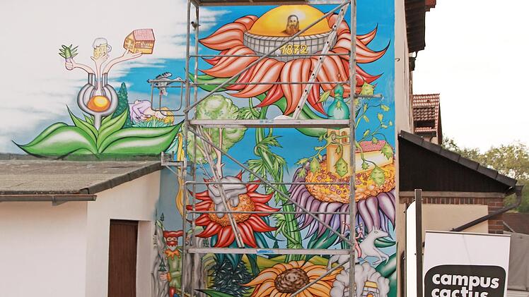 Die Fassade der Schübel-Brauerei wurde mit fantastisch zusammgewürfelten Motiven der Stadt Stadtsteinach bemalt.