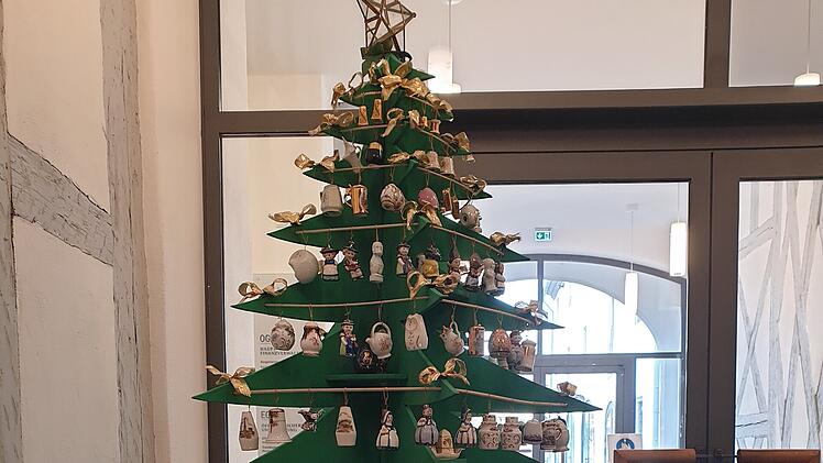 Schlüsselfeld: Porzellangeschmückter Weihnachtsbaum - Stadt lädt zu Brauchschau ein
