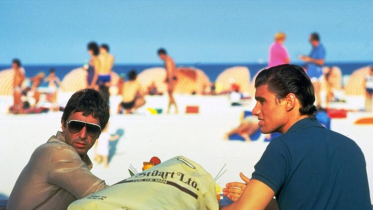 Tony Montana (Al Pacino, links) und Manny Ribera (Steven Bauer), die Kleinkriminellen aus Kuba, genie&szlig;en das Leben in Miami und bereiten einen Coup vor.