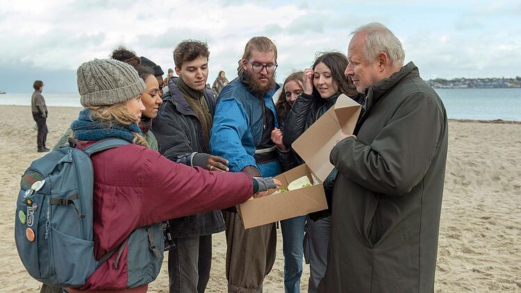 Der "nette Onkel" Borowski (Axel Milberg, rechts) verteilt frische Br&ouml;tchen an die Umwelt-Aktivisten am Strand (mit Johanna G&ouml;tting, links). Die wissen jedoch nicht, dass der Mann bei der Polizei arbeitet.