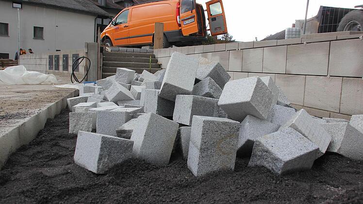 Pflastersteine warten aufs Verlegen...  Foto: Friedwald Schedel