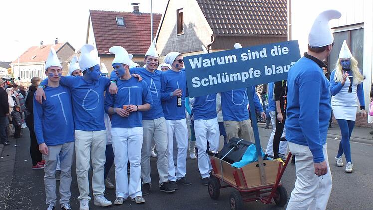 Als "Schlümpfe" beteiligte sich eine Gruppe aus Gädheim am Sander Faschingszug.