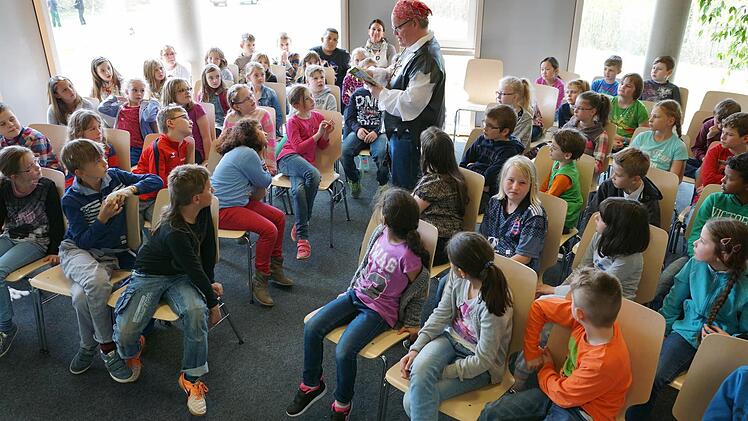 Die Aufmerksamkeit der Schüler hatte Stephan Bach sicher.Foto: Sarah Dann