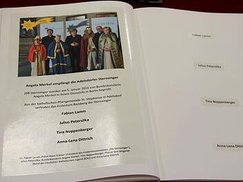 Ein Foto im Goldenen Buch zeigt den Empfang bei Bundeskanzlerin Angela Merkel in Berlin.  Fotos: Johanna Blum