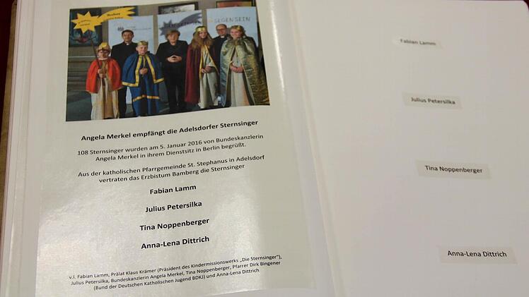 Ein Foto im Goldenen Buch zeigt den Empfang bei Bundeskanzlerin Angela Merkel in Berlin.  Fotos: Johanna Blum