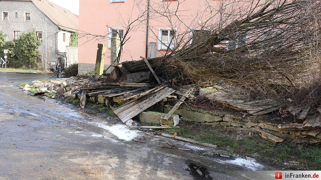 Mit 25.000 Liter Guelle beladener Lkw kippt um